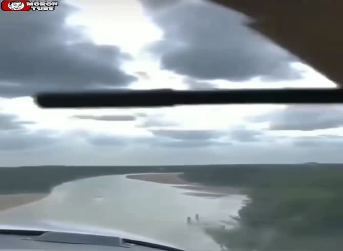 Video :In Brazil, an airplane crashes into a river